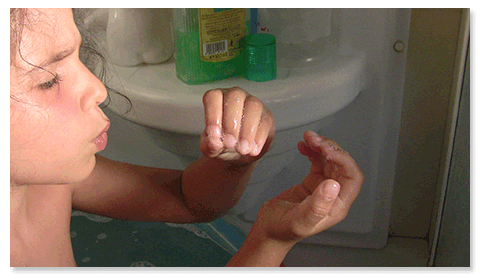 Francesca mostra orgogliosa la sua invenzione: le bolle di sapone con le mani!