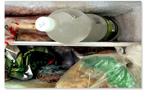 Ponete una bottiglia d'acqua nel reparto freezer del frigorifero