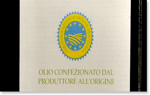 Marchio Dop Denominazione di origine protetta su una bottiglia di olio d'oliva