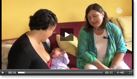 Tecniche di allattamento al seno: posizione a culla