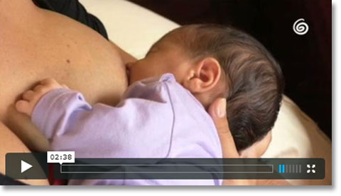 Tecniche di allattamento al seno: posizione della testa del bimbo