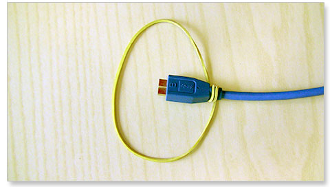 Avvolgere l'elastico intorno alla presa del cavo USB 3.0