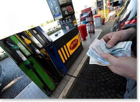 Sconto benzina: eni ti regala il pieno a soli 1,6 euro a litro il prezzo più basso d'Europa